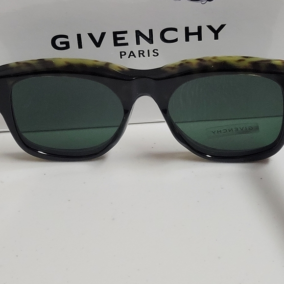 Givenchy GV 7074/S Sunglasses. main image 6